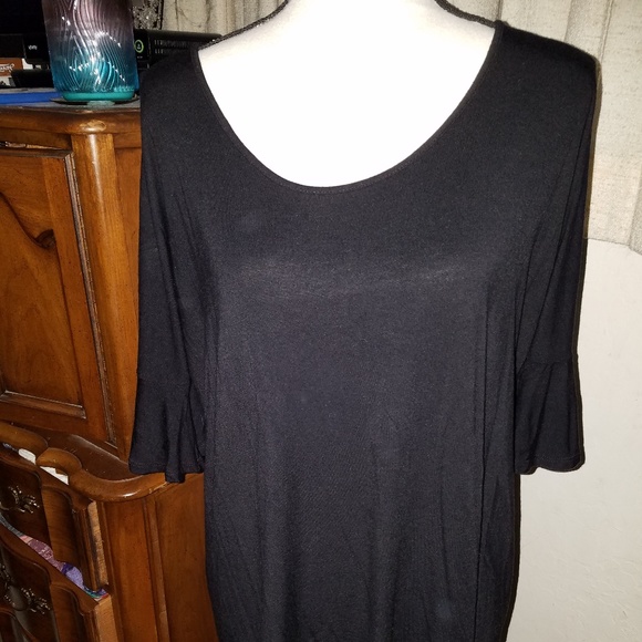 Zenana Outfitters Tops - Zenana Outfitters cold shoulder top sz 1X